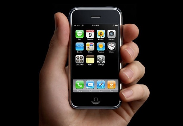 Üretilen İlk iPhone Rekor Bir Fiyata Satıldı - Görsel 1