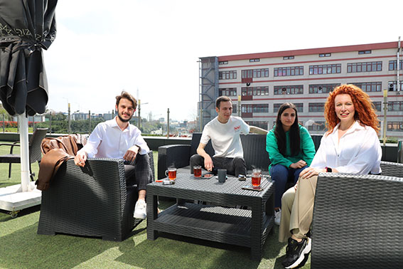 Unityverse Academy terasında öğrenci buluşması